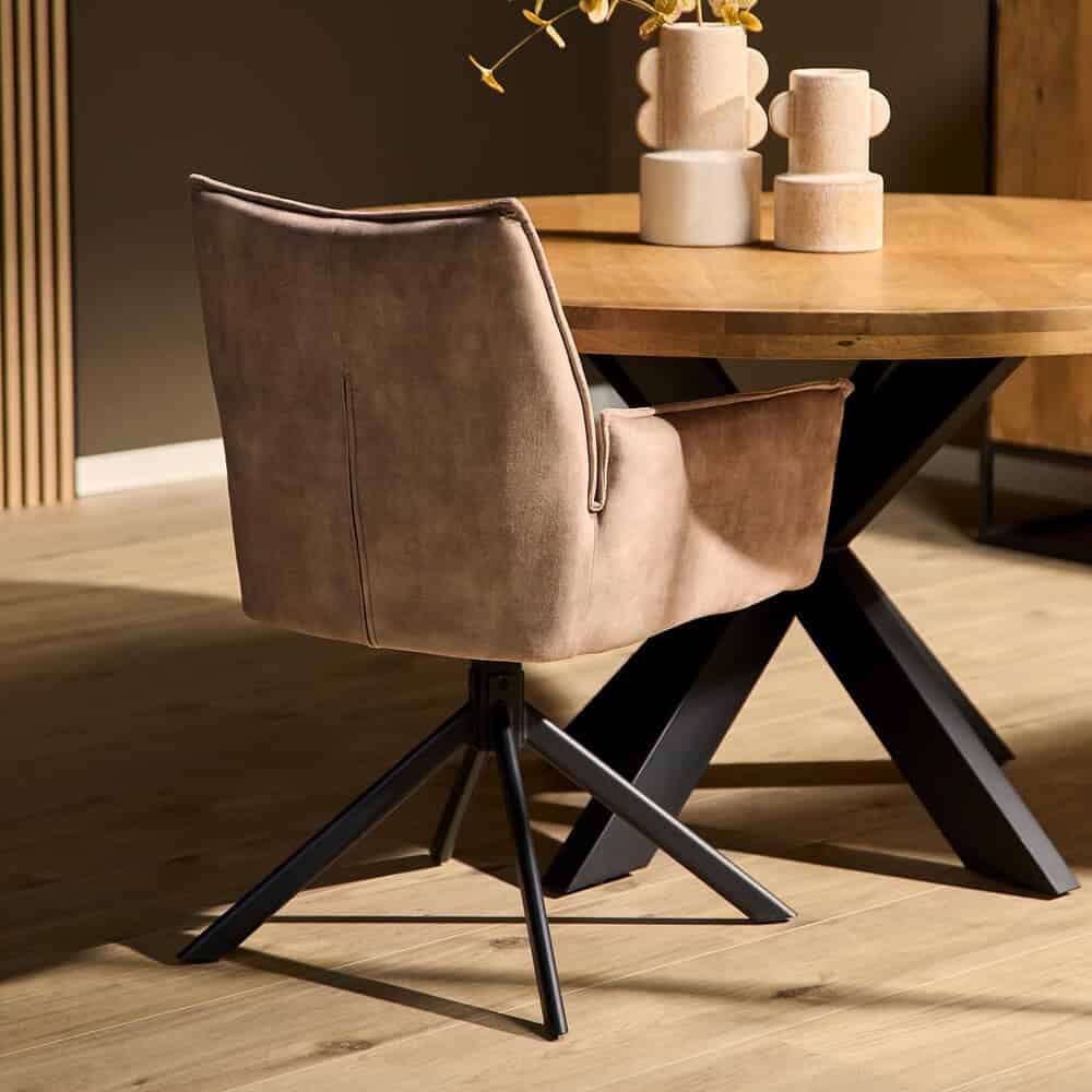 Elegante velvet eetstoel met zwart metalen onderstel en zachte bekleding, perfect voor een moderne eetkamer of kantoorruimte.