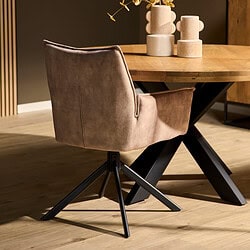 Elegante velvet eetstoel met zwart metalen onderstel en zachte bekleding, perfect voor een moderne eetkamer of kantoorruimte.