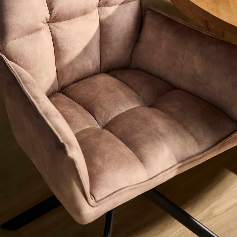 Zachte, duurzame bekleding van een moderne gestoffeerde bank, perfect voor gezellige woonkamers en comfortabel zitten.