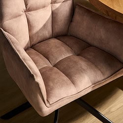 Zachte, duurzame bekleding van een moderne gestoffeerde bank, perfect voor gezellige woonkamers en comfortabel zitten.