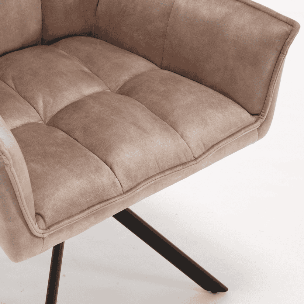 Comfortabele stoffen bank met moderne uitstraling en schuine zwarte pootjes, perfect voor een stijlvolle woonkamer|.