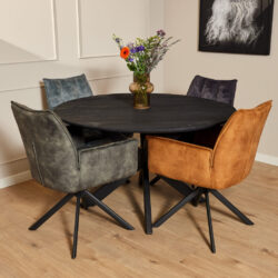 Rustieke eettafel met vier velvet beklede stoelen in zwart, grijs, cognac en blauw, modern interieur, stijlvolle meubelen, houten vloer, op maat gemaakte Mokana meubelen, elegant en functioneel binnenhuis design.