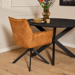 Stoel met oranje velvet bekleding en zwart metalen basiselementen voor een moderne eetkamer look.