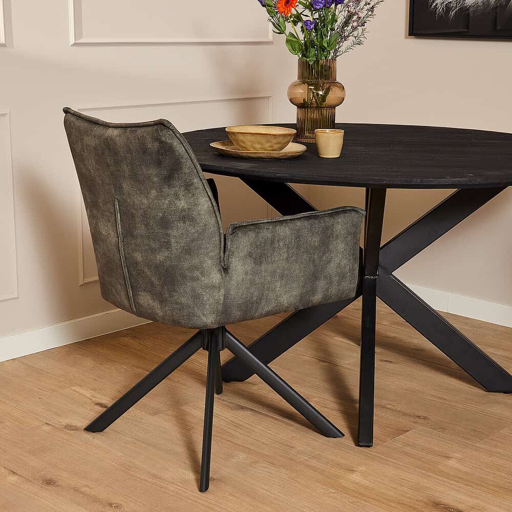 Elegante zwarte eettafel met moderne X-poot en comfortabele grijze velvet eetkamerstoel voor een stijlvolle en gezellige eethoek. Perfect voor elk interieur.