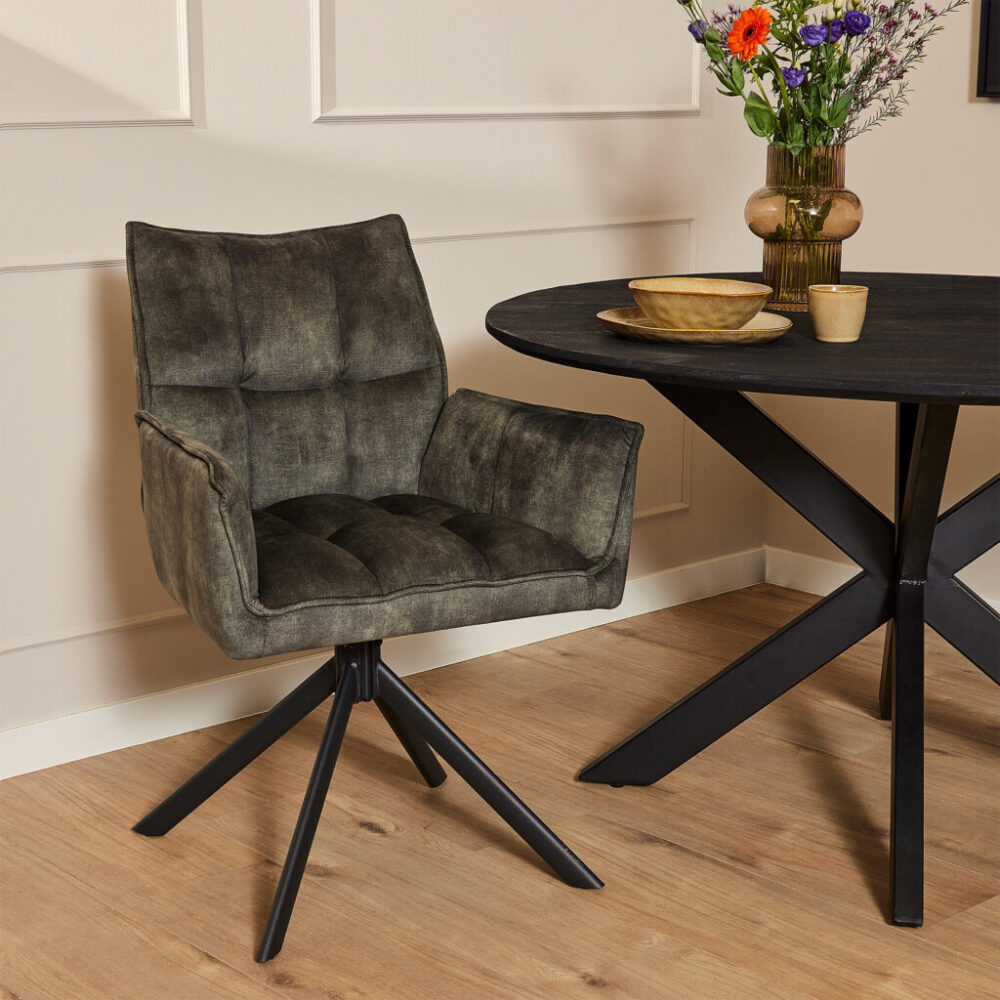 Vintage gestoffeerde kantoorstoel met draaibaar onderstel in zwart, modern en comfortabel. Perfect voor thuiswerk of kantoor, stijlvolle uitstraling, duurzaam en gemakkelijk te onderhouden.