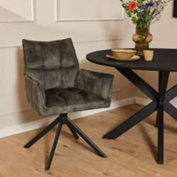 Vintage gestoffeerde kantoorstoel met draaibaar onderstel in zwart, modern en comfortabel. Perfect voor thuiswerk of kantoor, stijlvolle uitstraling, duurzaam en gemakkelijk te onderhouden.