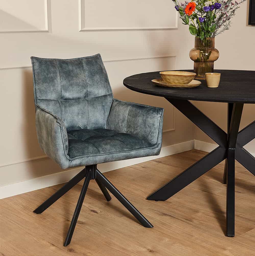 Modern eetkamerstoel met velvet bekleding en metalen poot, ideaal voor stijlvolle eetkamers en interieurdesign.