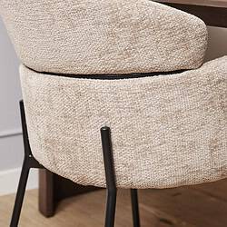 Zwarte metalen poten bij een beige stoffen stoel, modern design van Mokana Meubelen voor stijlvolle Interieur decoratie.