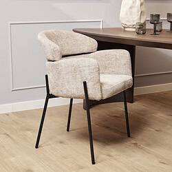 Elegant beige stoffen eetkamerstoel met zwarte metalen poten van Mokana Meubelen, ideaal voor moderne eetkamers en stijlvolle interieurdesigns.