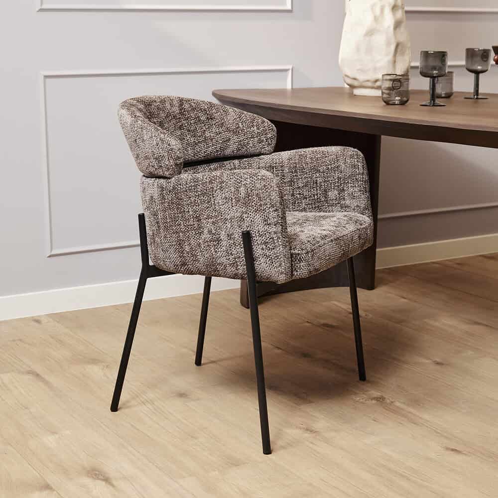 Stijlvolle vintage stof stoffering eetkamerstoel met zwarte metalen poten, perfect voor een modern interieur en comfort.