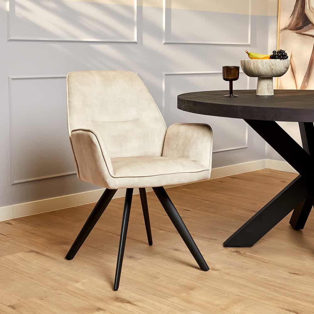 Modern beige fauteuil met zwarte houten poten, perfect voor een elegante zithoek en interieur op maat.
