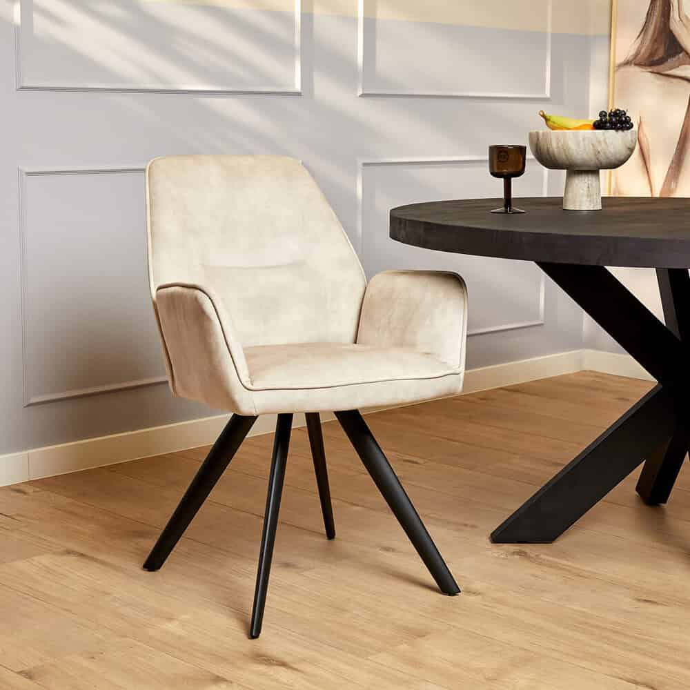 Strakke beige velvet eetkamerstoel met zwarte houten poten, modern design, ideaal voor een stijlvolle eetkamer of kantoor. Perfecte combinatie van comfort en elegantie.