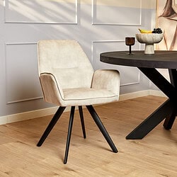 Strakke beige velvet eetkamerstoel met zwarte houten poten, modern design, ideaal voor een stijlvolle eetkamer of kantoor. Perfecte combinatie van comfort en elegantie.