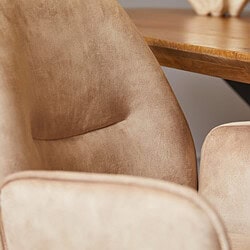 Stijlvolle sierkussens en zachte bekleding van Mokana Meubelen, perfect voor een comfortabele en elegante zithoek in uw interieur.