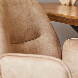 Luxe velvet eetkamerstoel met zacht beige bekleding, ontworpen door Mokana Meubelen voor stijlvol en comfortabel dineren.