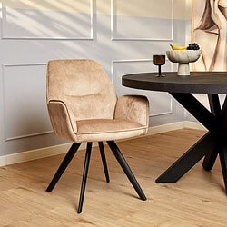Elegant beige velvet eetkamerstoel met zwarte houten poten, stijlvolle en comfortabele meubelstijl voor in moderne eetkamers.