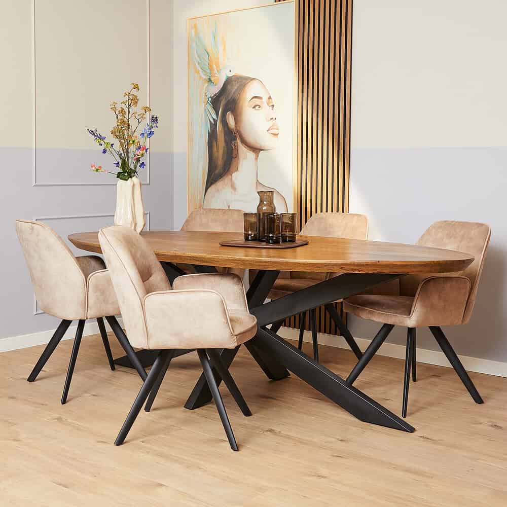 Elegante houten eettafel met zwart metalen onderstel en vier beige beklede stoelen, perfect voor een moderne eetkamer, gemaakt door Mokana Meubelen.