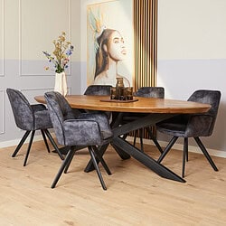 Elegante houten eettafel met zwarte metalen poten, omringd door vier luxe, donkergrijze velvet eetkamerstoelen, ideaal voor moderne woonruimtes en complete eetkamerset.