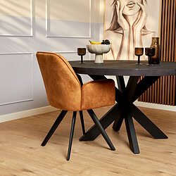 Elegante houten eettafel met zwart metalen onderstel gecombineerd met een comfortabele oranje velvet eetkamerstoel, ideaal voor stijlvolle en gezellige eetkamers.