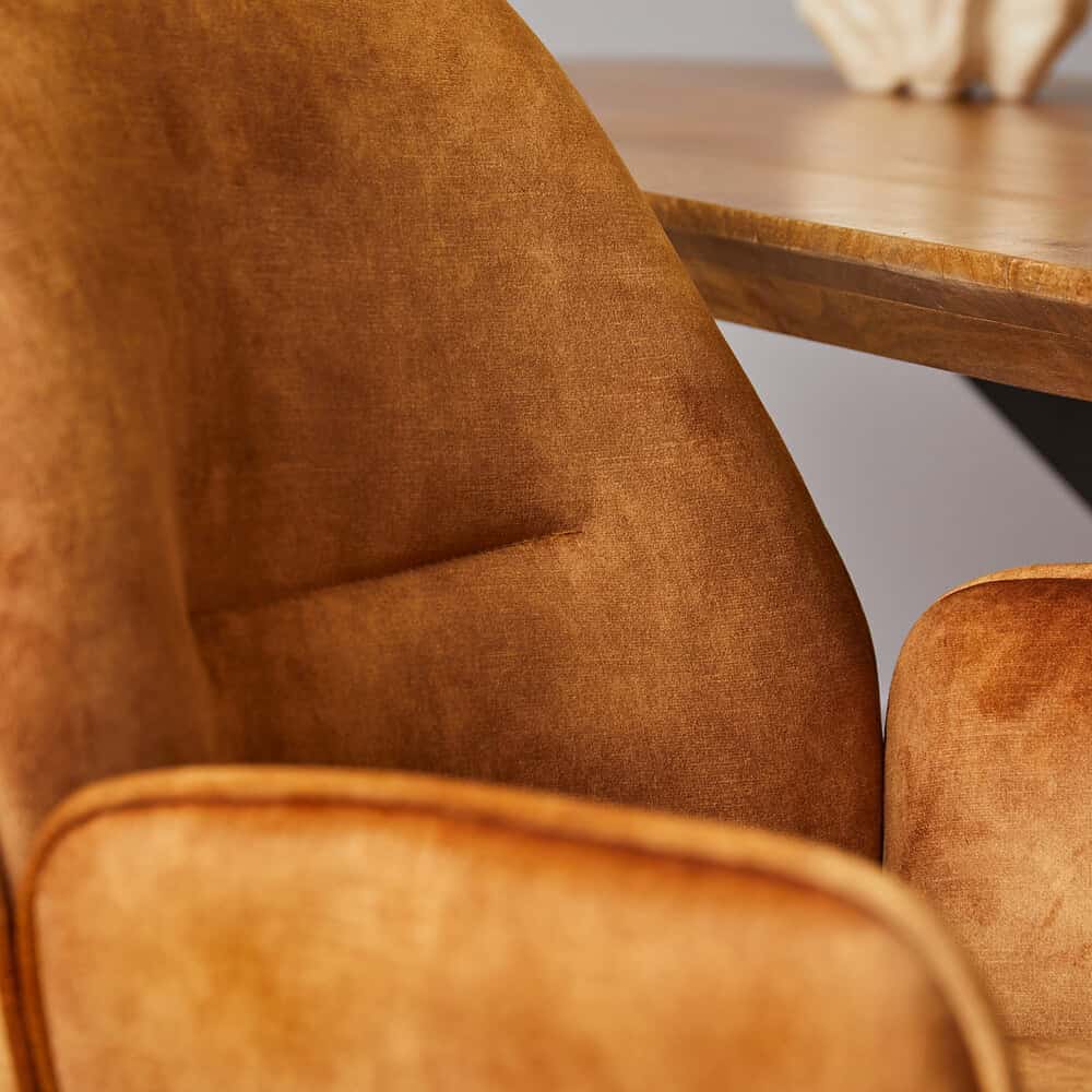 Vintage houten eetkamerstoel met warme okergele bekleding, handgemaakt en duurzaam design.
