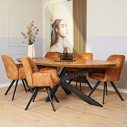 Eettafel met houten blad en zwart metalen onderstel, met zes upholstered stoelen in oranje tinten, in een moderne eetkamer met bloemen en kunst aan de muur.