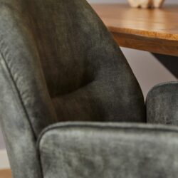 - Elegante stoffen fauteuil met comfortabele uitstraling en verfijnd design voor een moderne woonstijl.