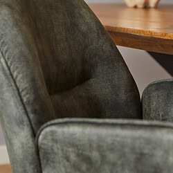 Moderne eetkamerstoel met zachte, donkergrijze bekleding en houten tafel voor een stijlvolle en comfortabele eethoek. Perfect voor een gezellige en designvolle eetruimte.
