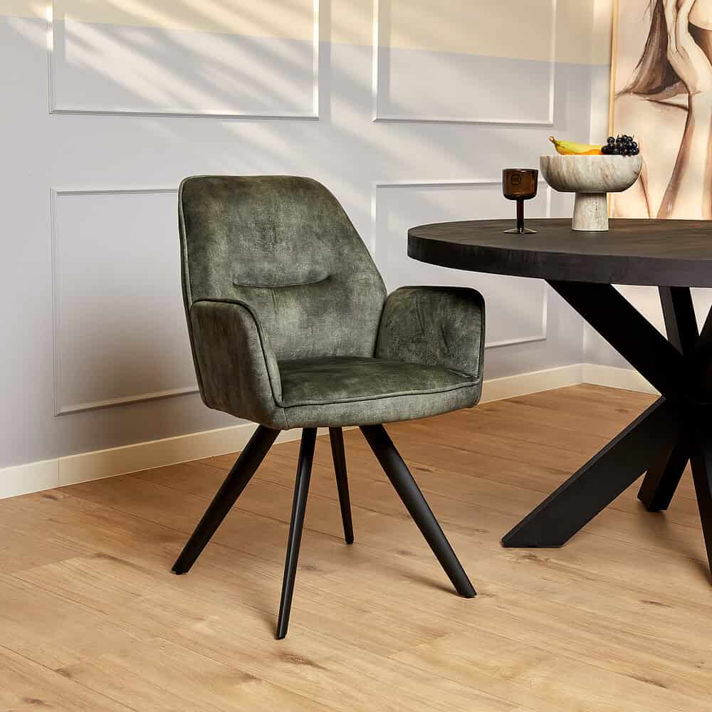 Vintage groene eetkamerstoel met comfortabele bekleding en zwarte houten poten, perfect voor modern en industrieel interieur.