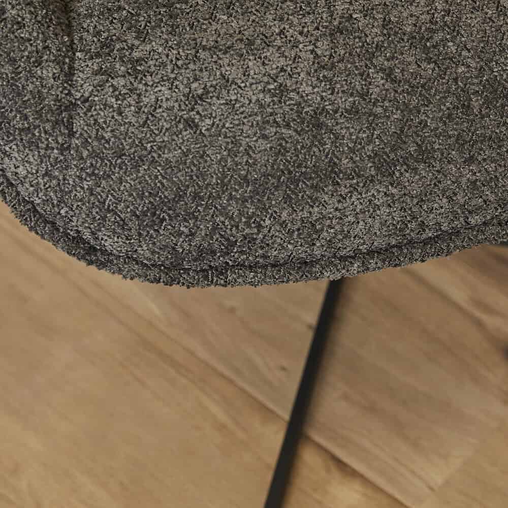 Minimalistisch gestoffeerde diningstoel met diverse stoffen opties voor een stijlvolle eetkamer, gecombineerd met een zwart metalen onderstel voor een modern en elegant design.