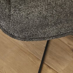 Minimalistisch gestoffeerde diningstoel met diverse stoffen opties voor een stijlvolle eetkamer, gecombineerd met een zwart metalen onderstel voor een modern en elegant design.