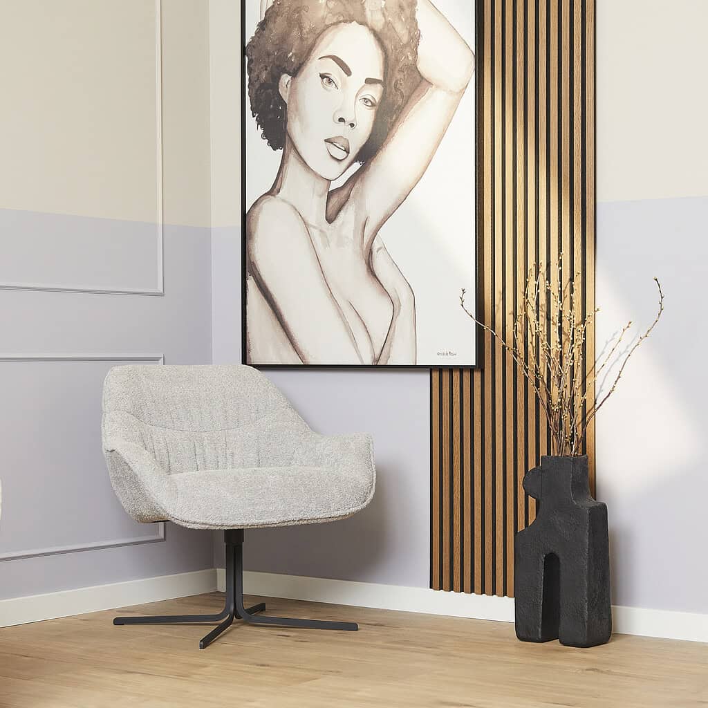 Licht interieur met moderne fauteuil en artwork in woonkamer, houten vloer, stijlvolle decoratie en trendy design meubels van Mokana Meubelen voor een chique huisstijl.
