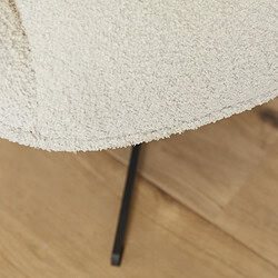 Modern zachte beige stoffering met zwarte metalen poot voor eigentijdse eetkamerstoel.