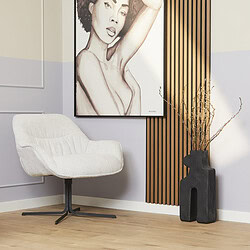 Elegant vintage-stijl lounge stoel met zachte witte bekleding en zwarte metalen poot, gecombineerd met moderne muurkunst en decoratieve vazen, perfect voor een stijlvolle woonkamer van Mokana Meubelen.