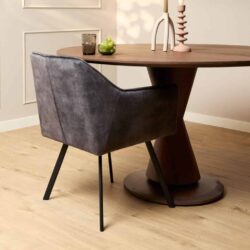 Elegante houten eetkamertafel met moderne design en stijlvolle accessoires voor gezellige bijeenkomsten.