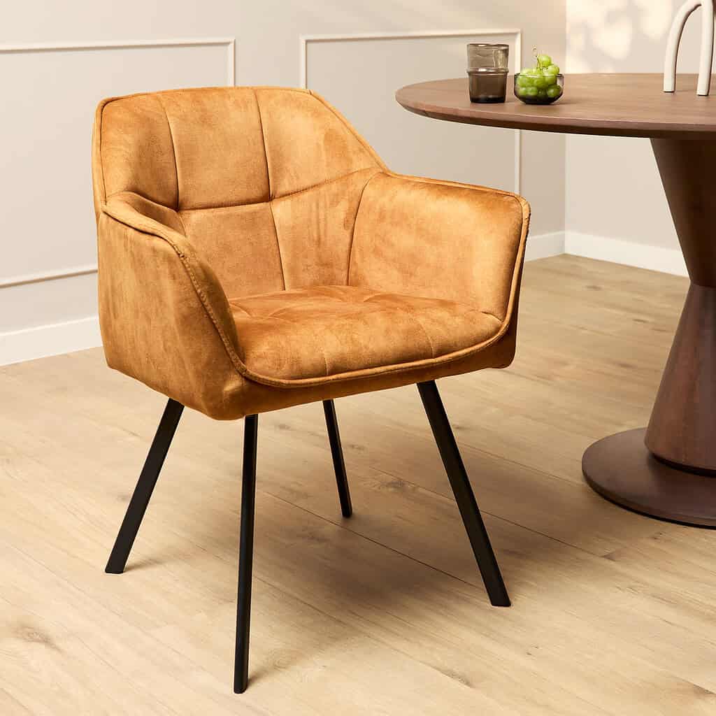 Vintage leren eetkamerstoel op zwarte metalen poten, modern en stijlvol design, perfect voor een eigentijdse diningruimte.