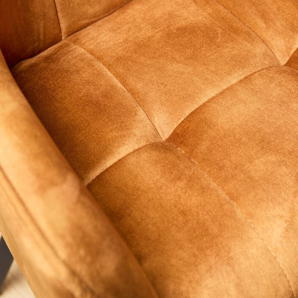 Stevige oranje fluwelen bank met comfortabele bekleding en uniek design, perfect voor een stijlvolle woonkamer.