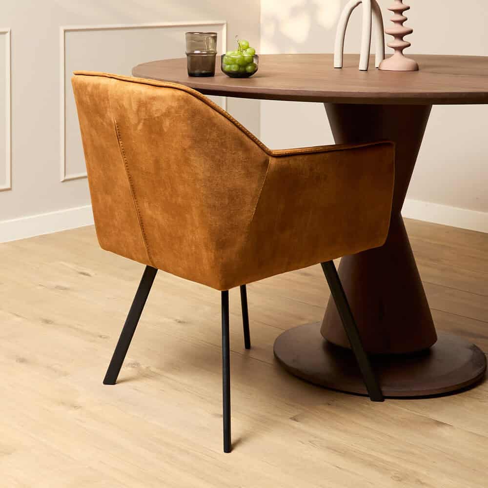 Elegant leren eetkamerstoel met zwarte metalen poten, comfortabele zitting, perfect voor modern interieur, vervaardigd door Mokana Meubelen.