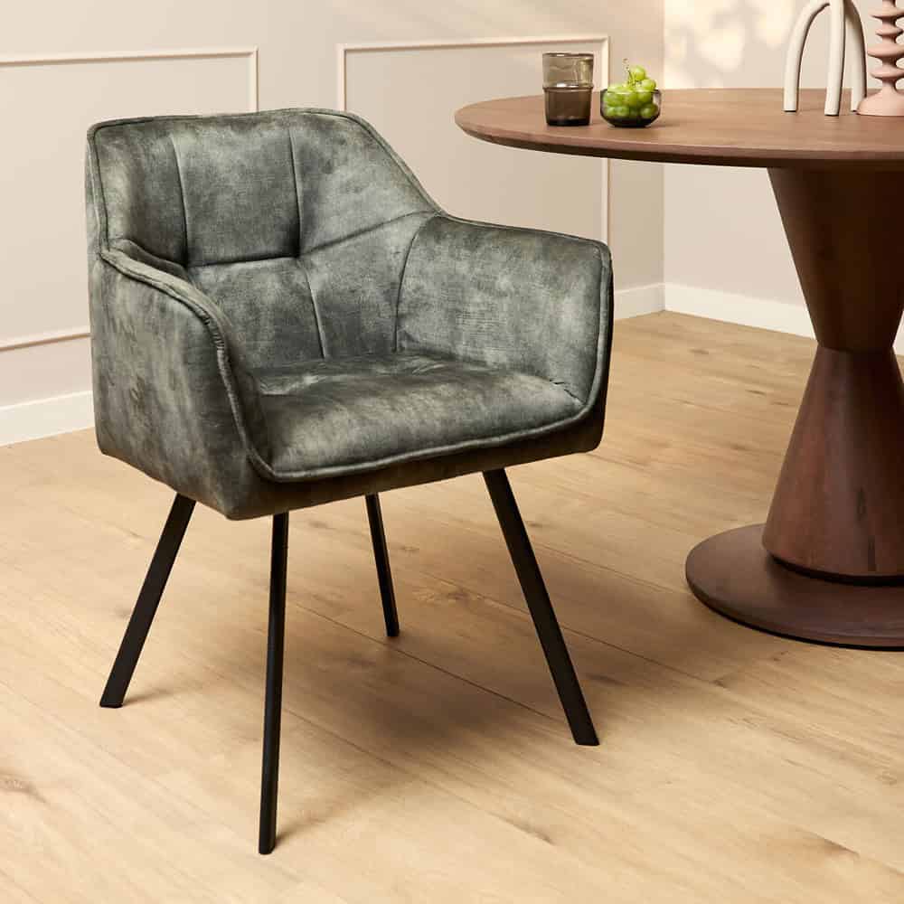 Vintage marmer grijze fauteuil met houten poten, ideaal voor industrieel interieur.