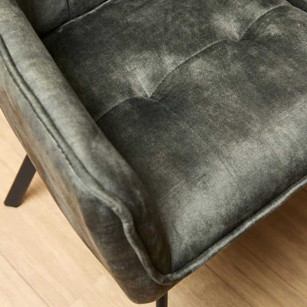 Vintage zwarte velvet bank met houten pootjes, elegant en comfortabel ontworpen voor een moderne zithoek. Perfect voor elk interieur, benadrukt luxe en stijl.