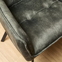 Vintage zwarte velvet bank met houten pootjes, elegant en comfortabel ontworpen voor een moderne zithoek. Perfect voor elk interieur, benadrukt luxe en stijl.