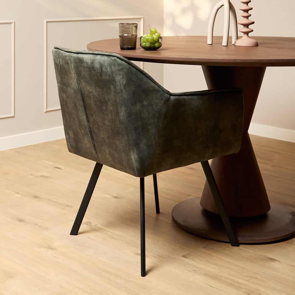 Lederen eetkamerstoel in donkergroen met slanke zwarte poten, perfect voor modern en elegant interieur.