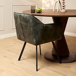 Lederen eetkamerstoel in donkergroen met slanke zwarte poten, perfect voor modern en elegant interieur.