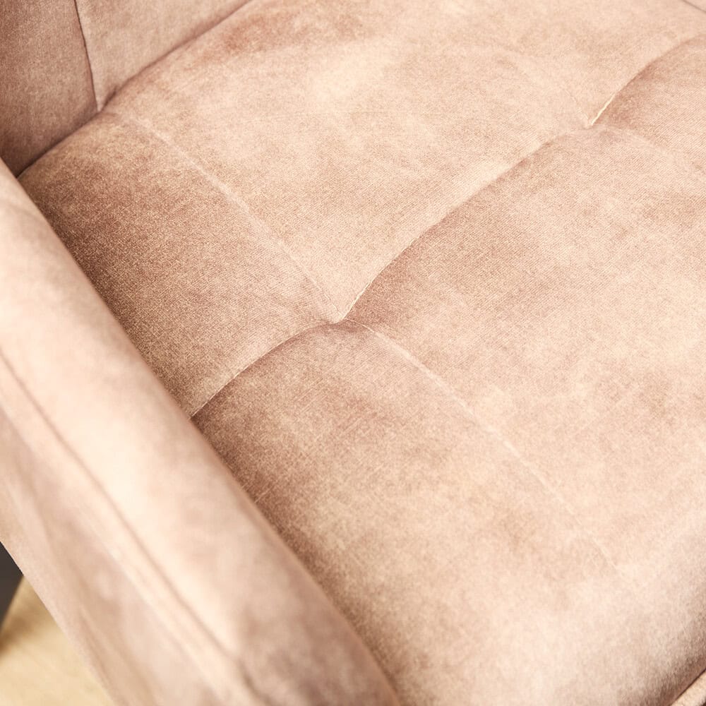 Zacht taupe gestoffeerde bank met knusse, comfortabele bekleding en stijlvol design, perfect voor moderne woonkamers en loungen.