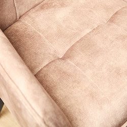 Zacht taupe gestoffeerde bank met knusse, comfortabele bekleding en stijlvol design, perfect voor moderne woonkamers en loungen.