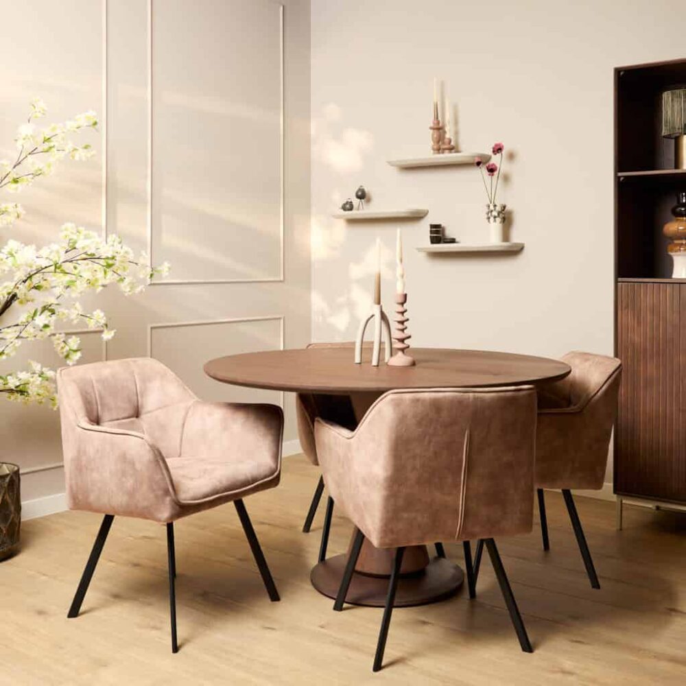 Elegante eettafelset met roze velvet eetkamerstoelen en moderne accessoires, perfect voor een stijlvolle en gezellige eetruimte. Mokana Meubelen biedt hoogwaardige meubels voor een warm interieur.
