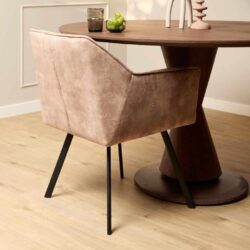 Vintage stoffen eetkamerstoel in zacht lichtroze met zwarte metalen poten, perfect voor een modern interieur.
