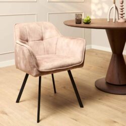 Vintage ontwerp comfortabele armstoel met zacht fluwelen bekleding en zwart metalen poten, perfect voor moderne woonkamers.
