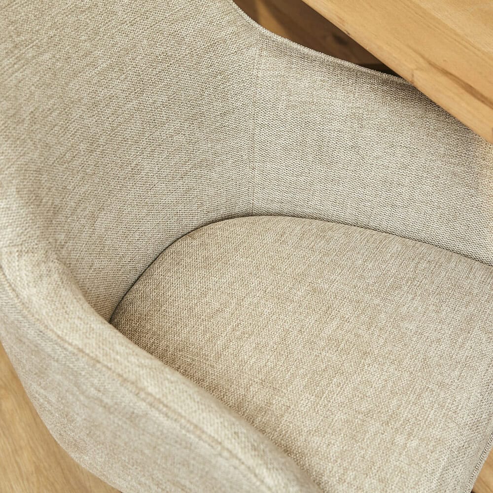 Elegant stofferen fauteuil met houten armleuning, ideaal voor modern en comfortabel interieur.