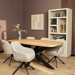 Elegant eettafel met natuurlijke houtlook en zwart metalen voet in een moderne eetkamer. Perfect voor gezellig samenkomen en stijlvolle interieuraccenten.