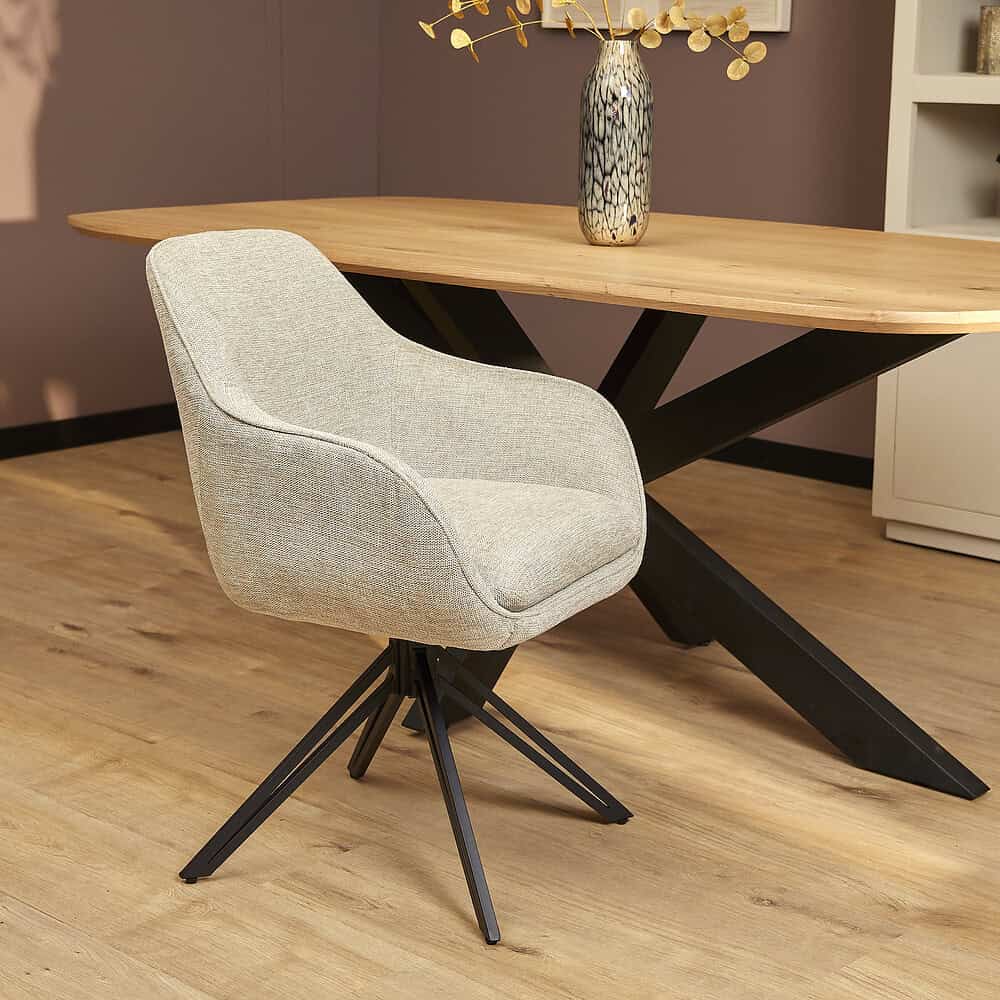 Modern beige werkkamer stoel met zwart metalen onderstel op houten vloer.